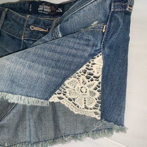 Super cute hollister decal shorts.